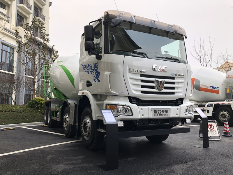 联合卡车8×4 LNG国六混凝土搅拌车，14方