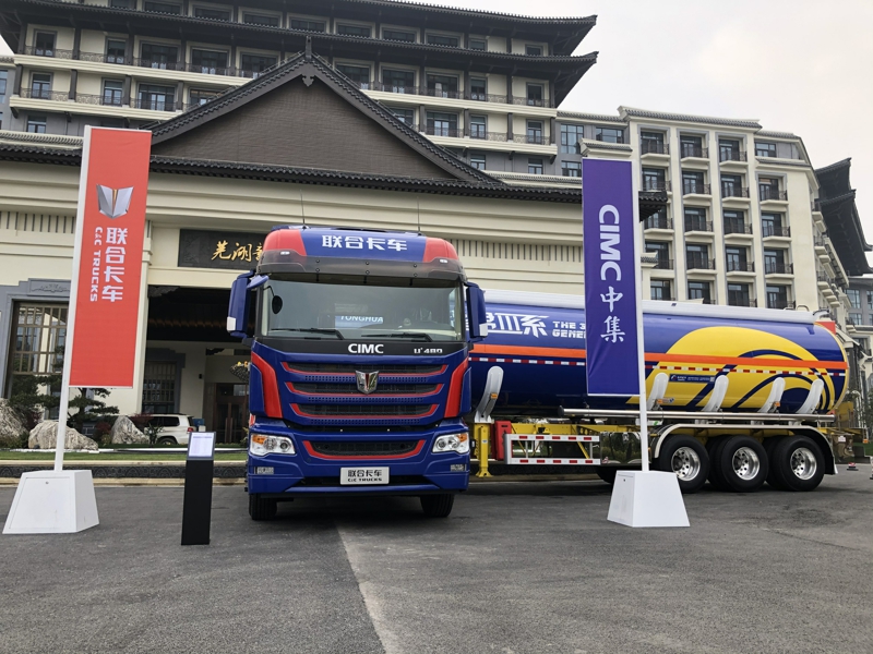 联合卡车U+新款驾驶室6×4 480马力柴油牵引车 (