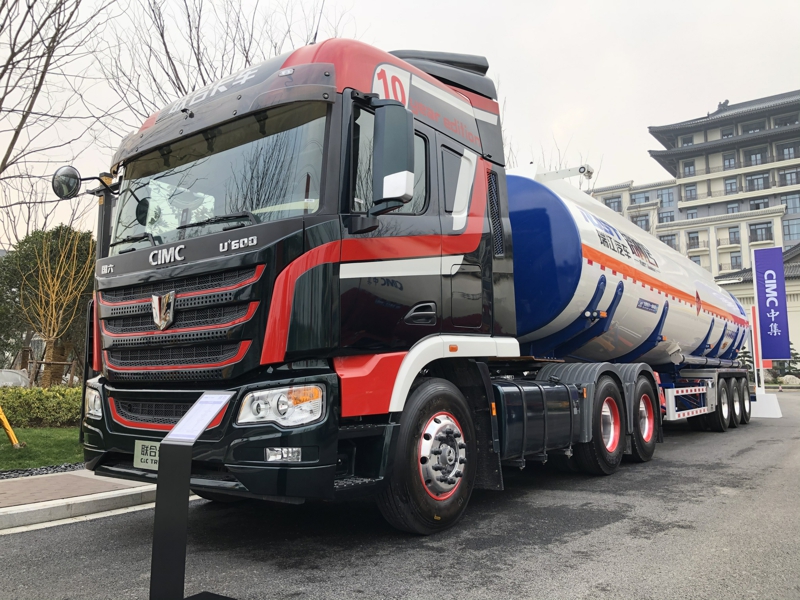 联合卡车U+新款驾驶室6×4 600马力国六柴油牵引车，采用采埃孚AMT变速箱