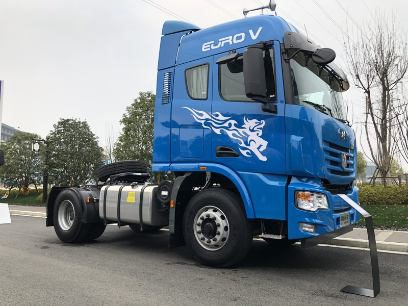 联合卡车U系4×2 330马力柴油港口运输牵引车