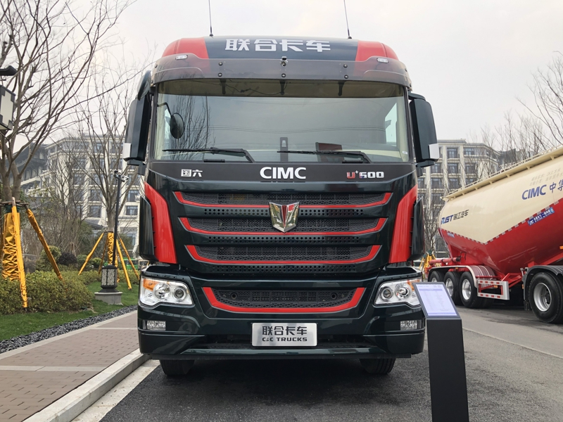 联合卡车U+新款驾驶室6×4 600马力国六柴油牵引车，采用采埃孚AMT变速箱